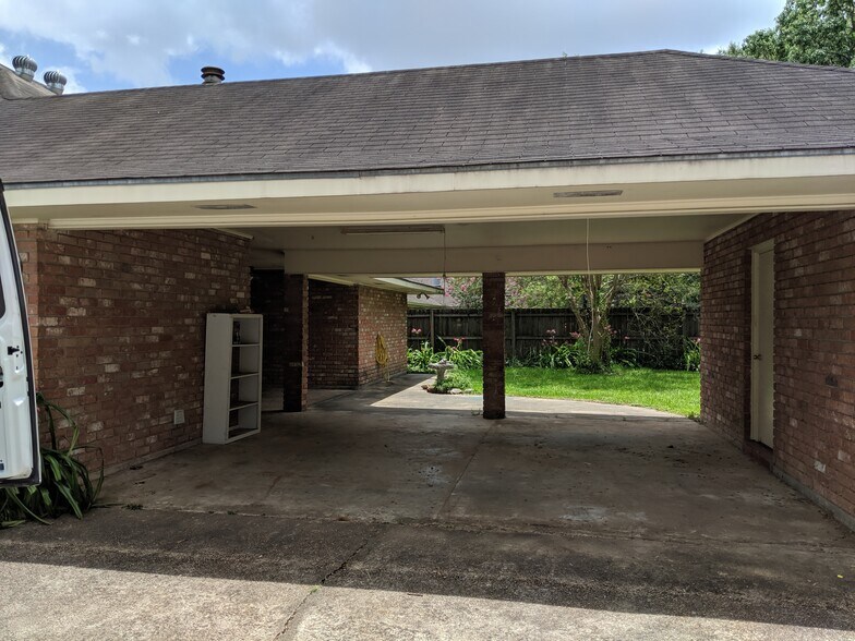 Building Photo - 2610 Bernwood Dr