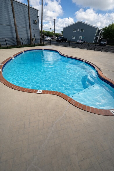 Pool - Valhalla Apartments