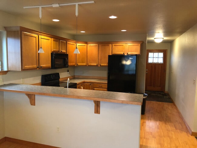 Building Photo - 3 Bedroom 2.5 Bath Condo across from Outla...