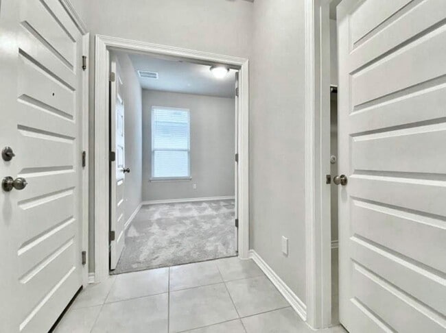 Building Photo - 816 Alta Wy