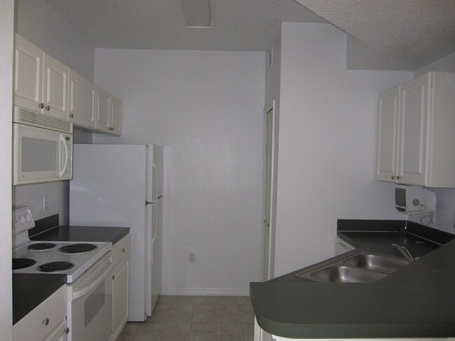 Building Photo - Unbeatable Value! 1BR Condo in Gated Palms Club – Pool, Gym & More!