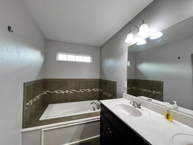 Building Photo - 3 bedroom home in Portmsouth