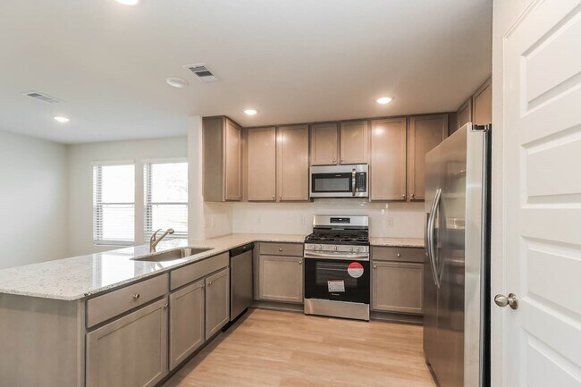 Building Photo - 5711 Daphne Dr