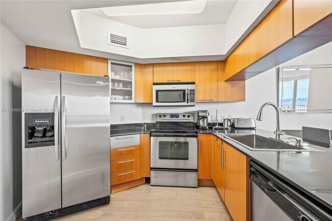 Building Photo - 1750 N Bayshore Dr