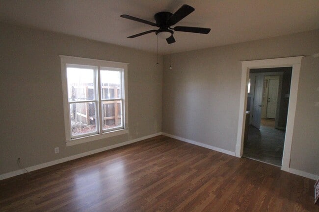 Building Photo - 1324 1/2 Main St - Apartment