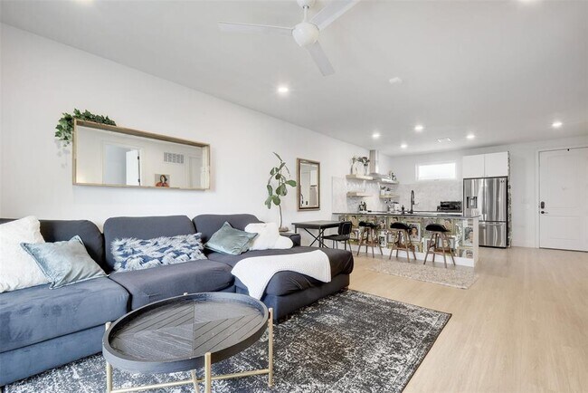 Building Photo - 2709 E 5th St.