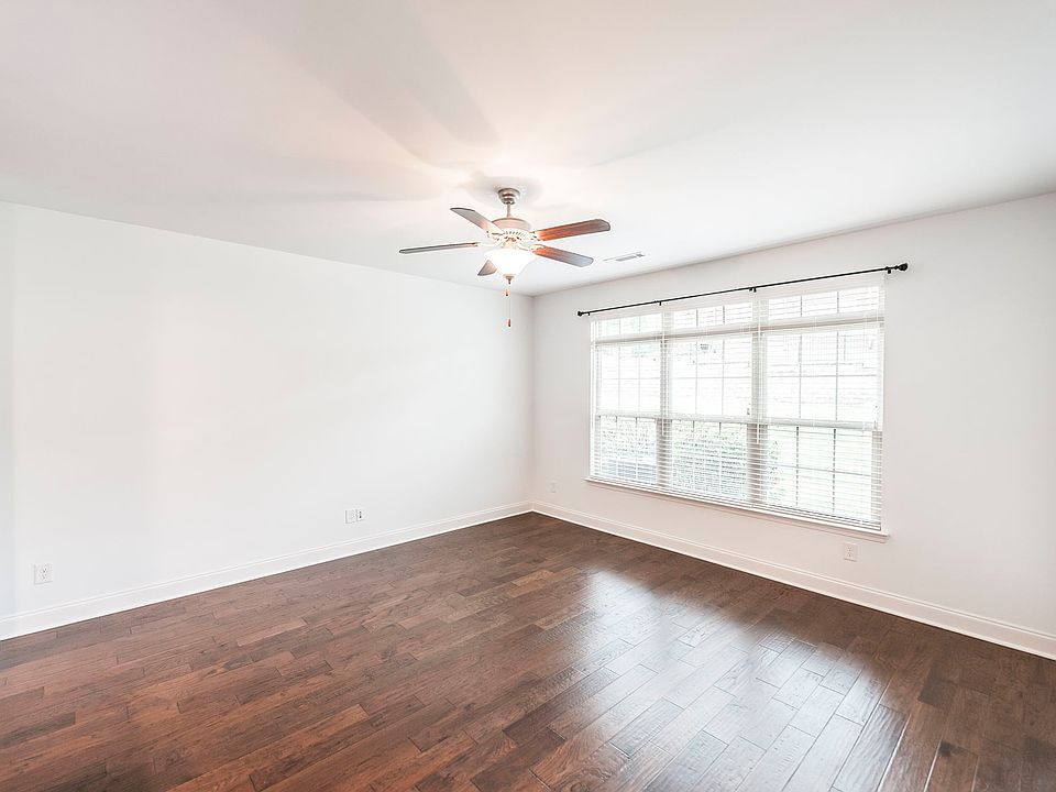 Living Room - 2120 Sullivan St