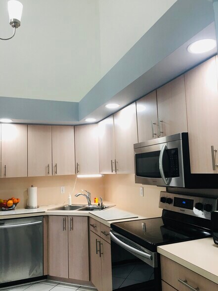 Building Photo - 523 NE 47th St