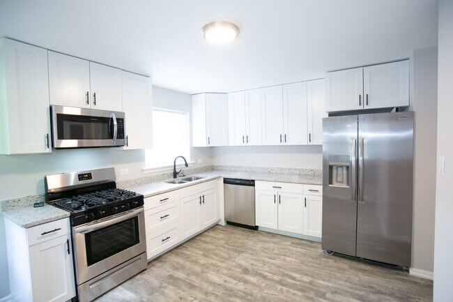 Building Photo - 8837 S Talman Ave