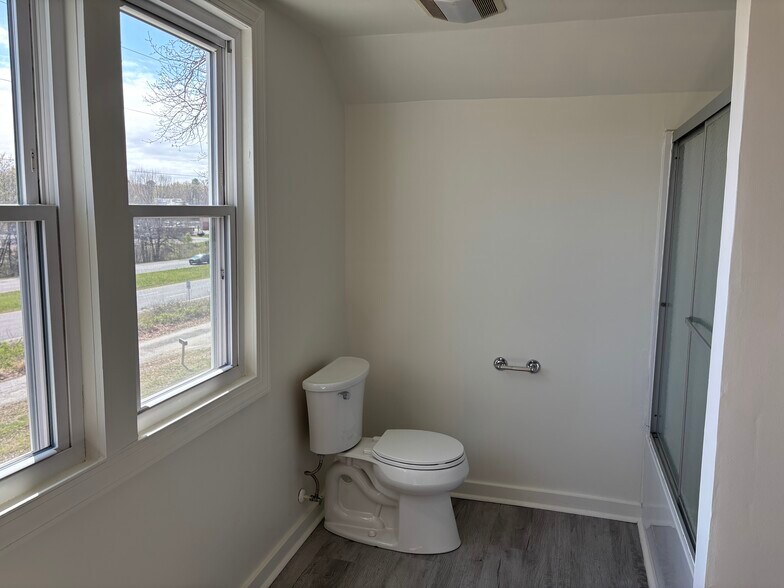 Upstairs bathroom - 9710 Chester Rd