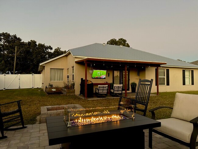 Building Photo - 672 SW Aster Rd