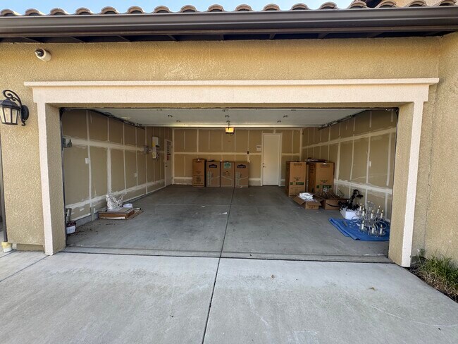 Building Photo - 1865 E Bella Rosa Ave