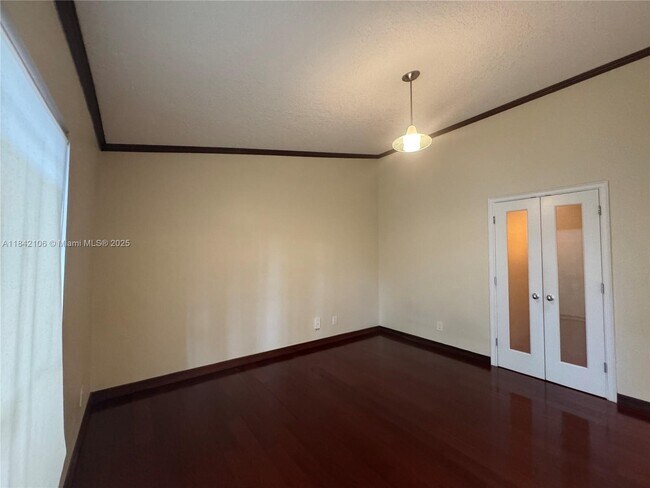 Building Photo - 540 S Park Rd