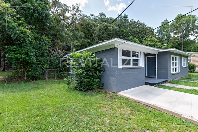 Building Photo - Charming 3-Bedroom Home with Unique Dual E...