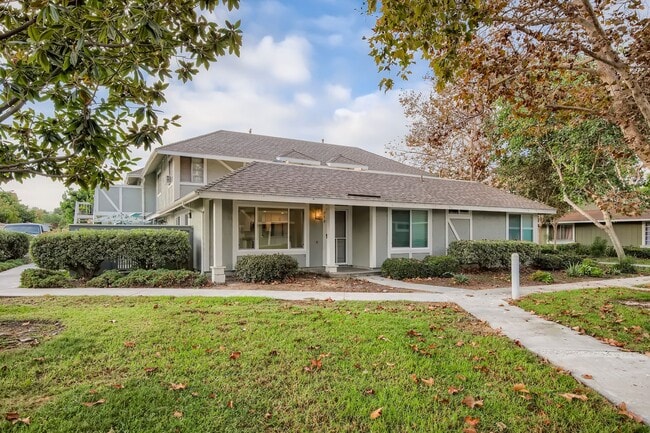 Building Photo - Recently Renovated!! - 3 Bedroom/2 Bath Fi...