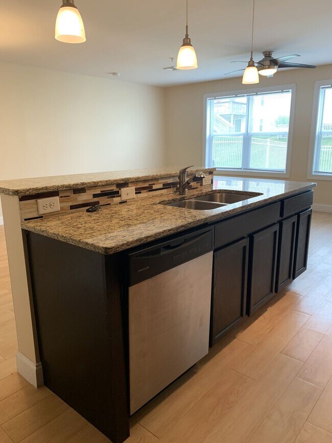 Building Photo - Spacious 3-Bed, 2.5-Bath Townhouse with Fe...