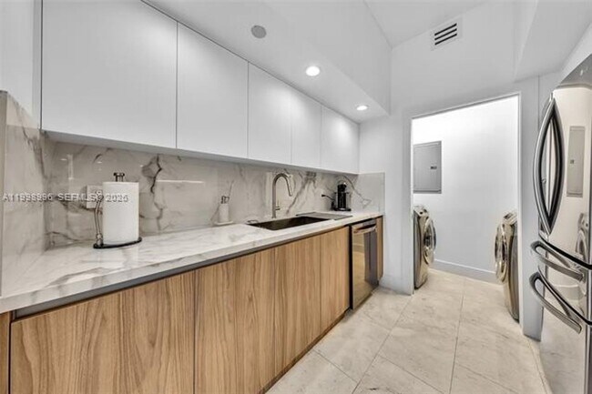 Building Photo - 6917 Collins Ave