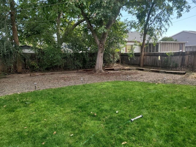 Building Photo - Welcome to this Charming 3 bedroom, 2 bath...