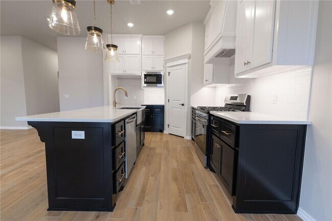 Building Photo - Newer Home + Moore Schools + 3 Bedrooms + Storm Shelter + Broadmoore Heights