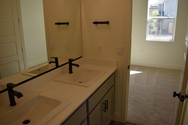 Building Photo - 744 Stephanie Dr