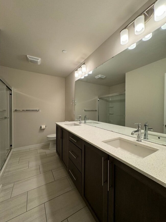 Building Photo - Modern Lynnwood 2BD/2.5BTH Townhome for Lease! Small Pet Friendly!