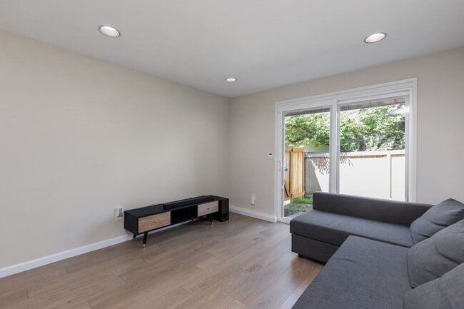 Building Photo - Beautiful 4 Bedroom Home in Richmond