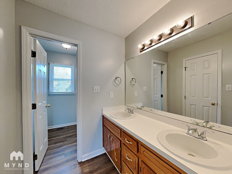 Building Photo - 1112 New Castle Ct