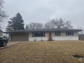 Building Photo - "Spacious 4-Bed Haven in Burnsville!"