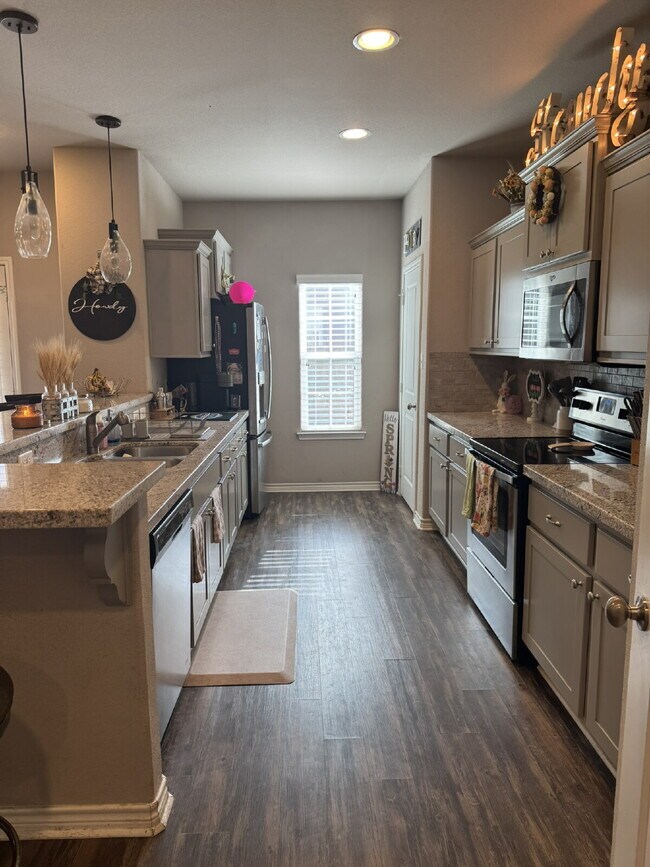 Building Photo - "Spacious 4-Bed, 4.5-Bath Townhouse Retreat in College Station!"