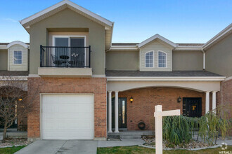 Building Photo - Spacious 4 bedroom townhome!