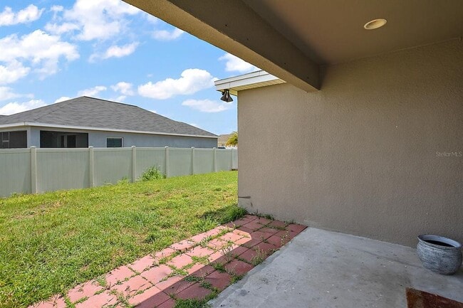 Building Photo - 581 Greenshank Dr