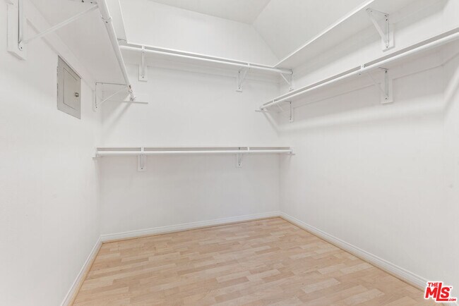 Building Photo - 2025 S Beverly Glen Blvd