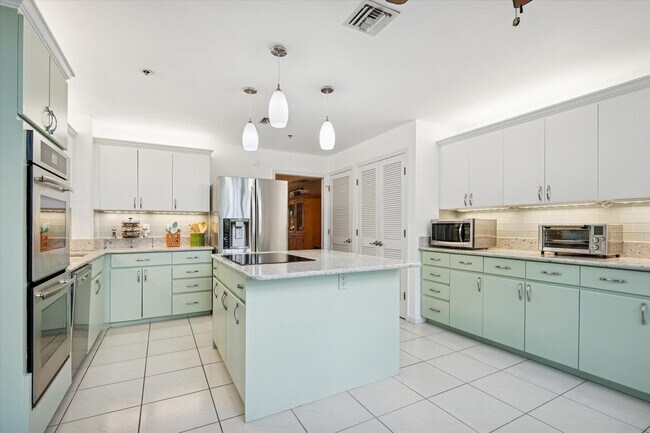 Building Photo - 4112 W Palm Aire Dr