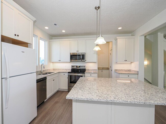 Building Photo - 3 Bedroom, 2.5 Bathroom in South Jordan