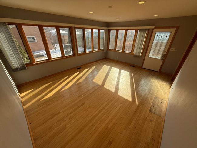 Building Photo - 3-Bedroom Home Just Steps from Lake Michigan! Prime location!