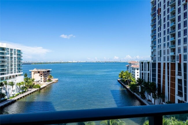 Building Photo - 460 NE 28th St