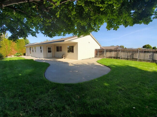 Building Photo - 810 S Dawes St
