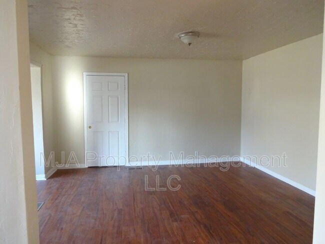 Building Photo - 352 Hampton Ave S