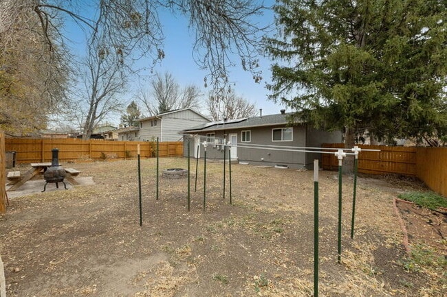 Building Photo - Charming Basement Apartment with Modern Finishes and Flat-Rate Utilities