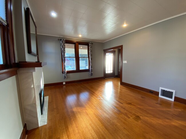 Building Photo - Luxuriously renovated two bedroom home for...