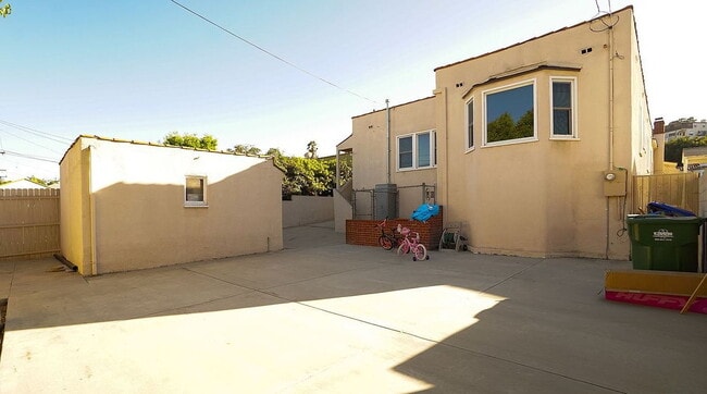 Building Photo - 3-Bedroom with 2 Baths and Spacious 2002 Sq Ft in Los Angeles!