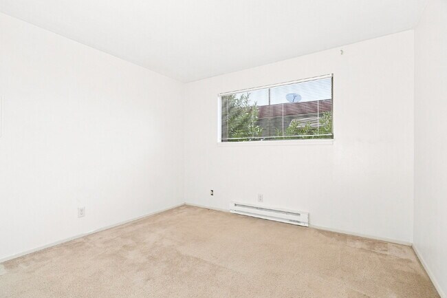 Building Photo - Renton 2 Bedroom in Great Location Available!