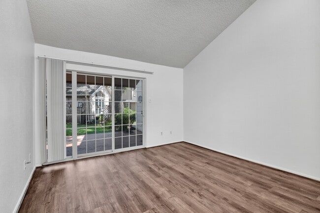 Building Photo - 2001 Lakewood Ct