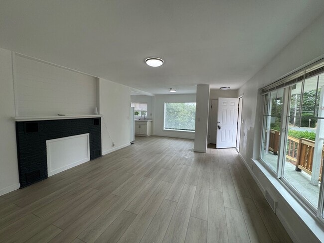 Building Photo - Newly renovated 4 bed 1 bath home in Burien
