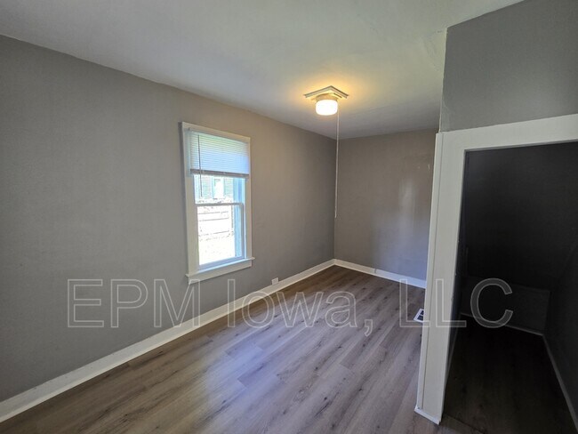 Building Photo - 908 W 6th St