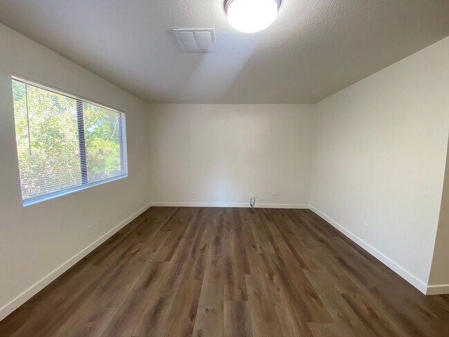 Building Photo - Downtown Duplex