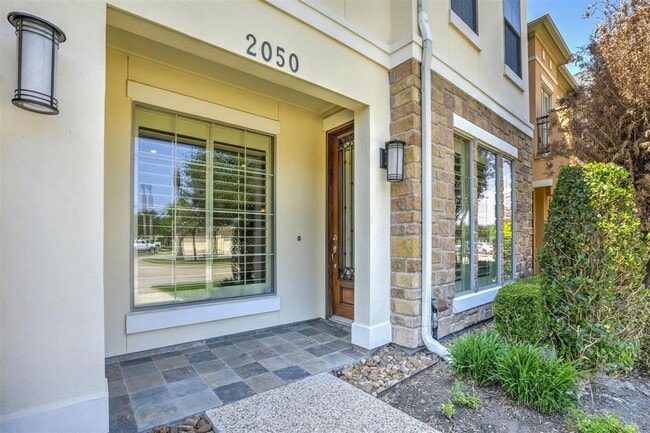 Building Photo - 2050 Palm Forest Ln