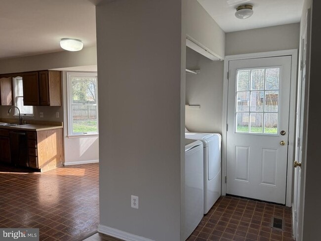 Building Photo - 8659 Bannerwood Dr