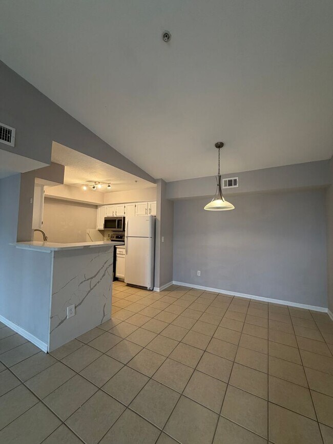 Building Photo - Newly Upgraded and Spacious 2B/2B Unfurnished Condo near Beach in Destin!