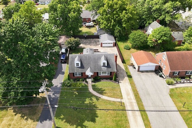 Building Photo - 912 Beechwood Rd